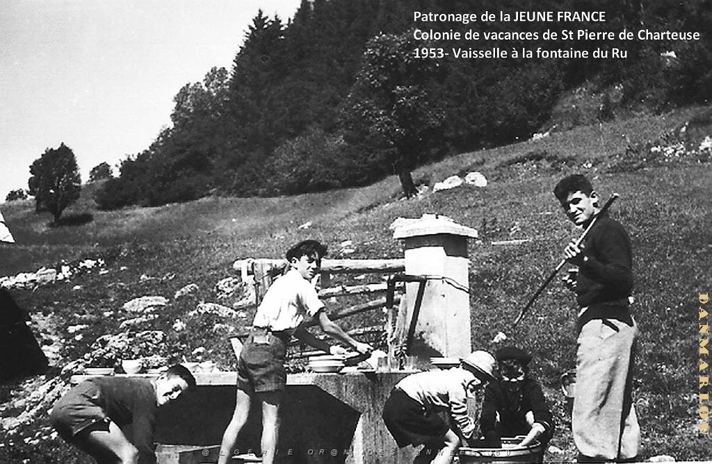 COLO JEUNE FRANCE 1953 vaisselle a la fontaine du Ru.jpg